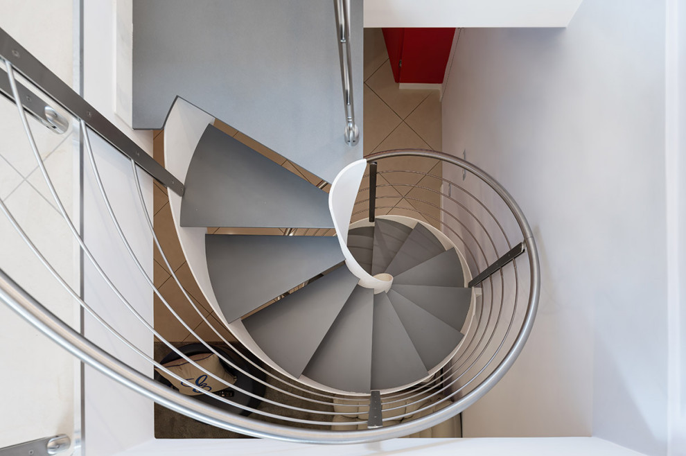 Идея дизайна: винтовая лестница среднего размера в современном стиле с металлическими ступенями и металлическими перилами без подступенок