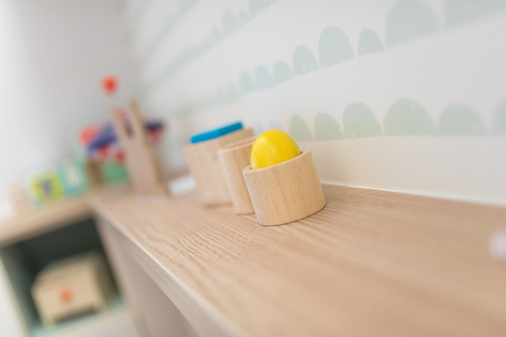 Inspiration pour une petite chambre d'enfant de 1 à 3 ans nordique avec un mur bleu, parquet clair et un sol beige.