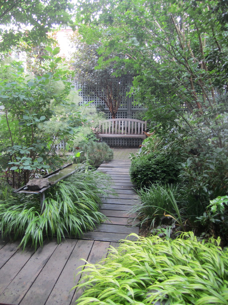 Inspiration for a mid-sized transitional backyard partial sun garden in New York.