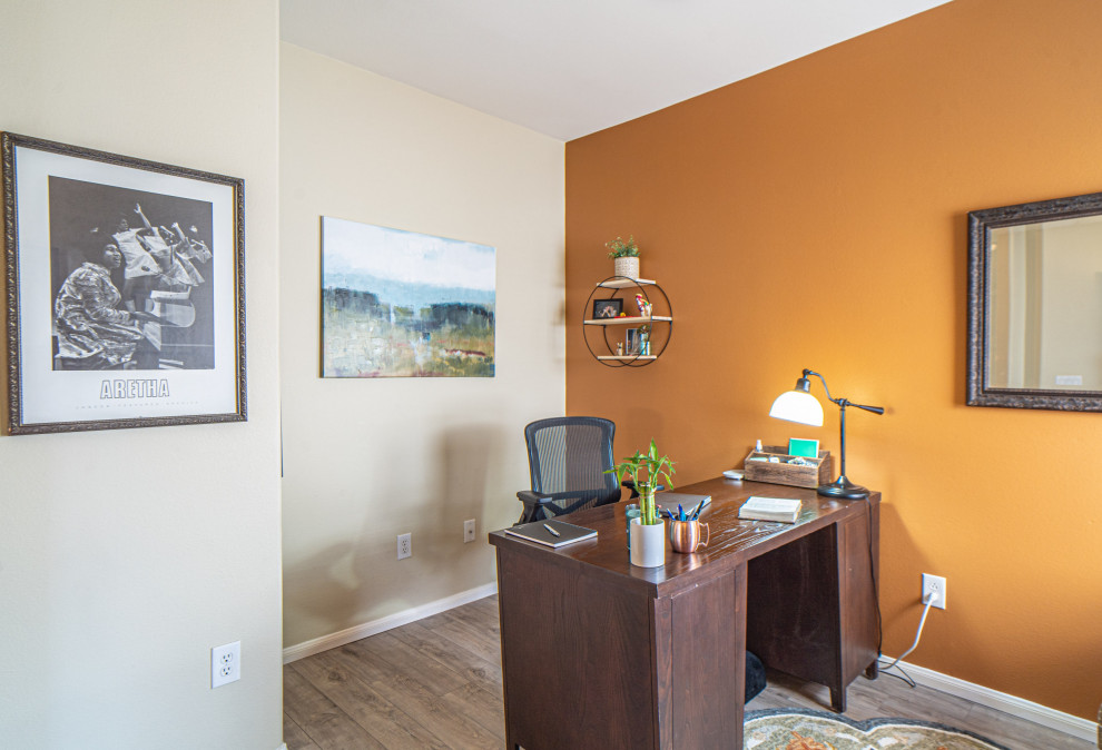 ラスベガスにある低価格の中くらいなエクレクティックスタイルのおしゃれな書斎 (オレンジの壁、クッションフロア、暖炉なし、自立型机、グレーの床) の写真