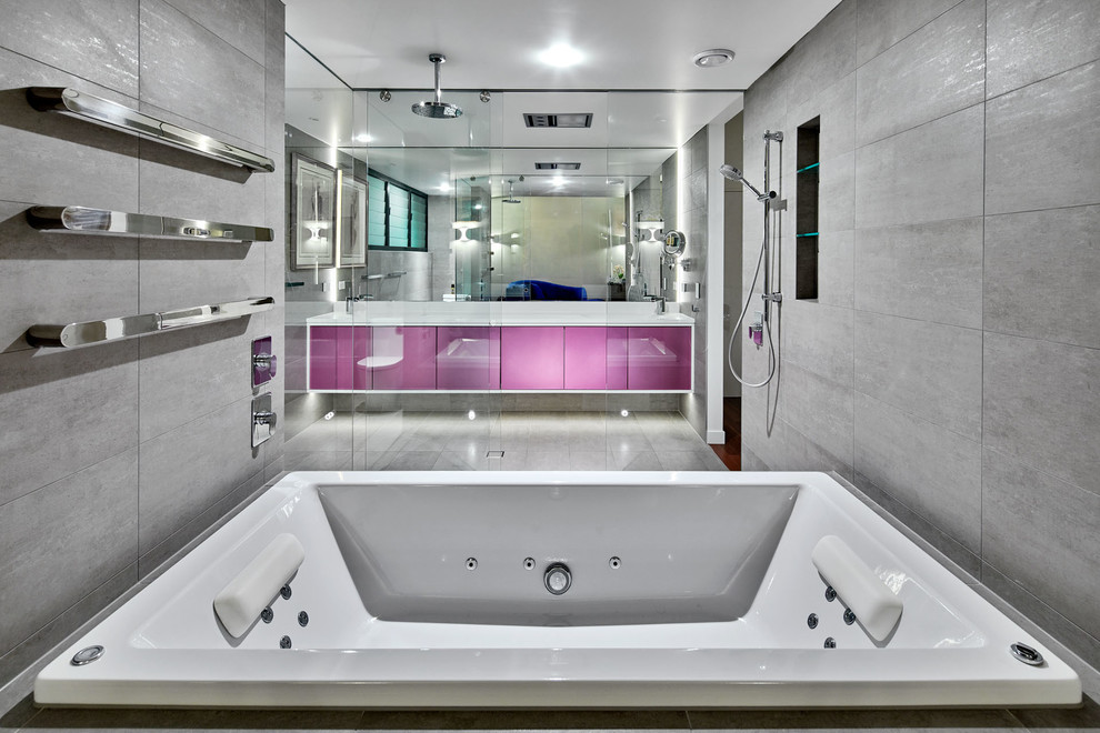 Idéer för ett mycket stort modernt en-suite badrum, med släta luckor, lila skåp, ett platsbyggt badkar, en kantlös dusch, grå kakel, stenkakel, vita väggar, klinkergolv i keramik, ett integrerad handfat, bänkskiva i kvarts, grått golv och med dusch som är öppen