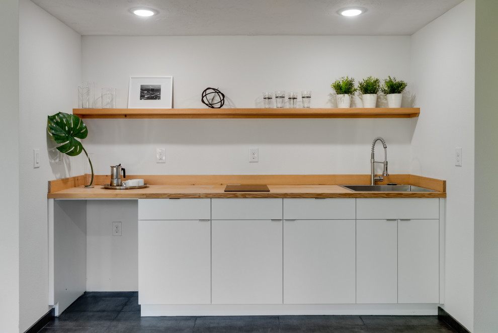 Offene, Einzeilige, Geräumige Mid-Century Küche mit flächenbündigen Schrankfronten, weißen Schränken, Quarzwerkstein-Arbeitsplatte, Küchenrückwand in Weiß, Kücheninsel und weißer Arbeitsplatte in Portland