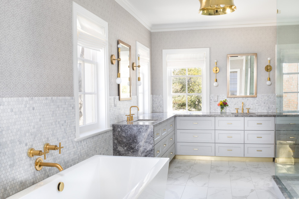 Transitional home design photo in Dallas