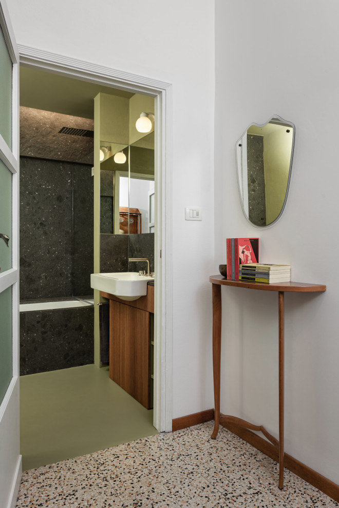 Стильный дизайн: маленькая ванная комната в стиле ретро с фасадами с выступающей филенкой, коричневыми фасадами, полновстраиваемой ванной, душем над ванной, раздельным унитазом, черной плиткой, керамогранитной плиткой, зелеными стенами, бетонным полом, душевой кабиной, настольной раковиной, столешницей из плитки, зеленым полом, душем с распашными дверями, черной столешницей, нишей, тумбой под одну раковину, встроенной тумбой и многоуровневым потолком для на участке и в саду - последний тренд