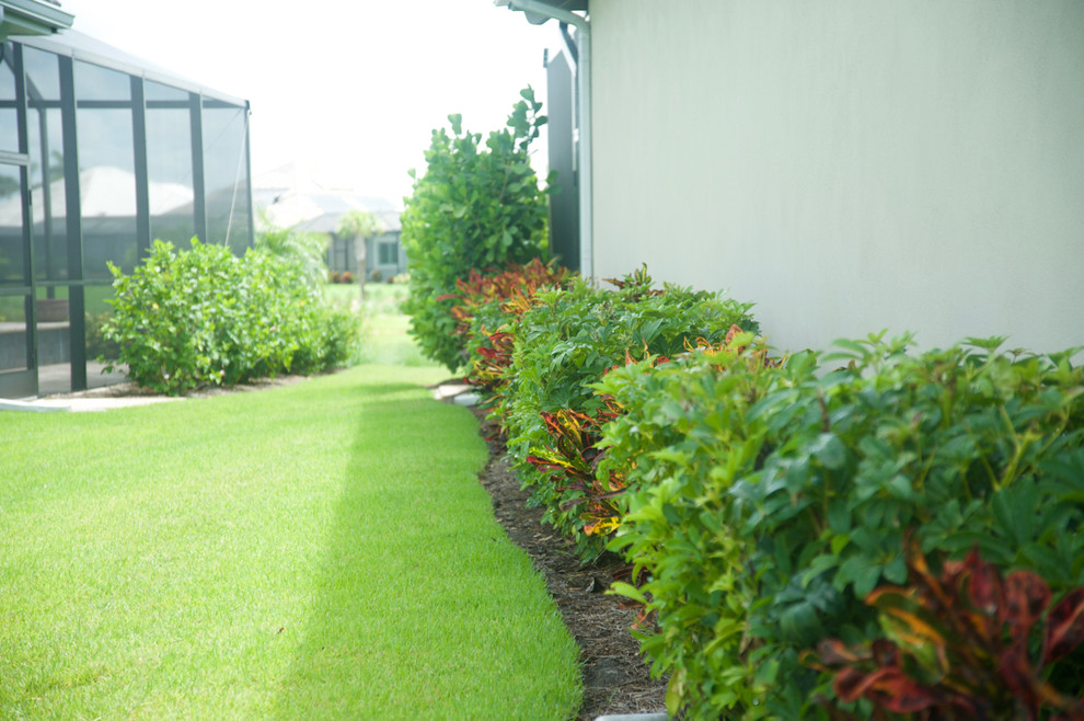 Design ideas for a tropical side yard partial sun garden in Miami.