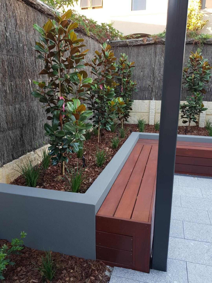 This is an example of a contemporary patio in Canberra - Queanbeyan.