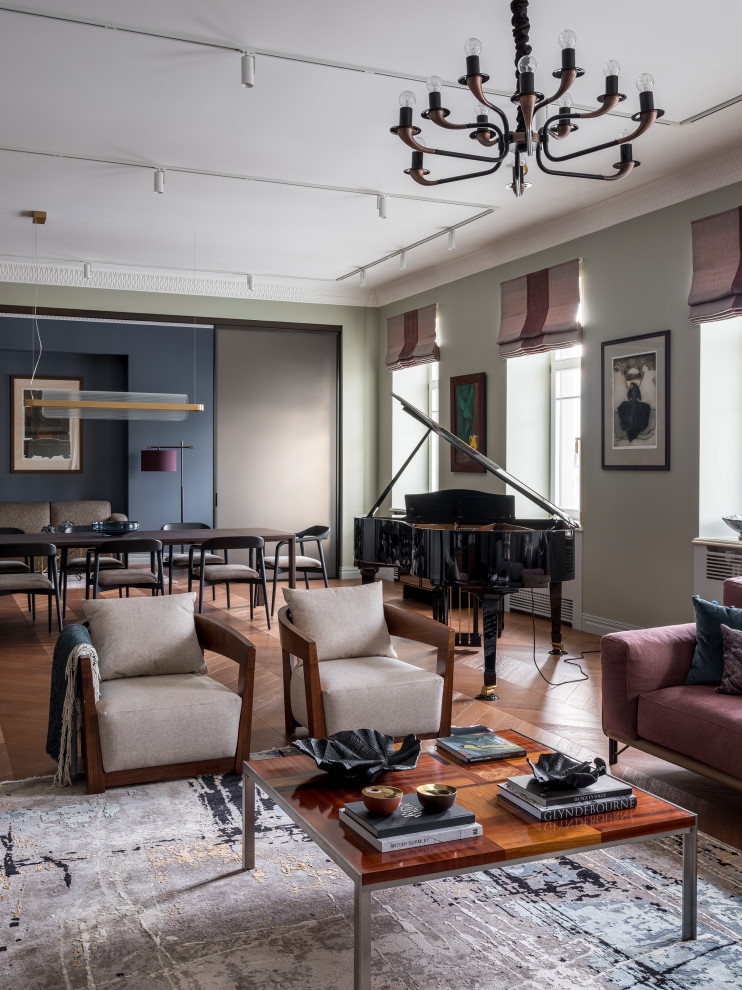 Свежая идея для дизайна: большая гостиная комната в стиле неоклассика (современная классика) с музыкальной комнатой, зелеными стенами, паркетным полом среднего тона и зоной отдыха - отличное фото интерьера