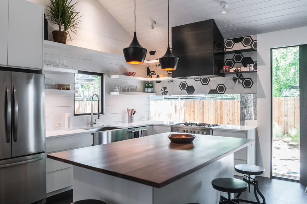 Design ideas for a classic kitchen in Austin.
