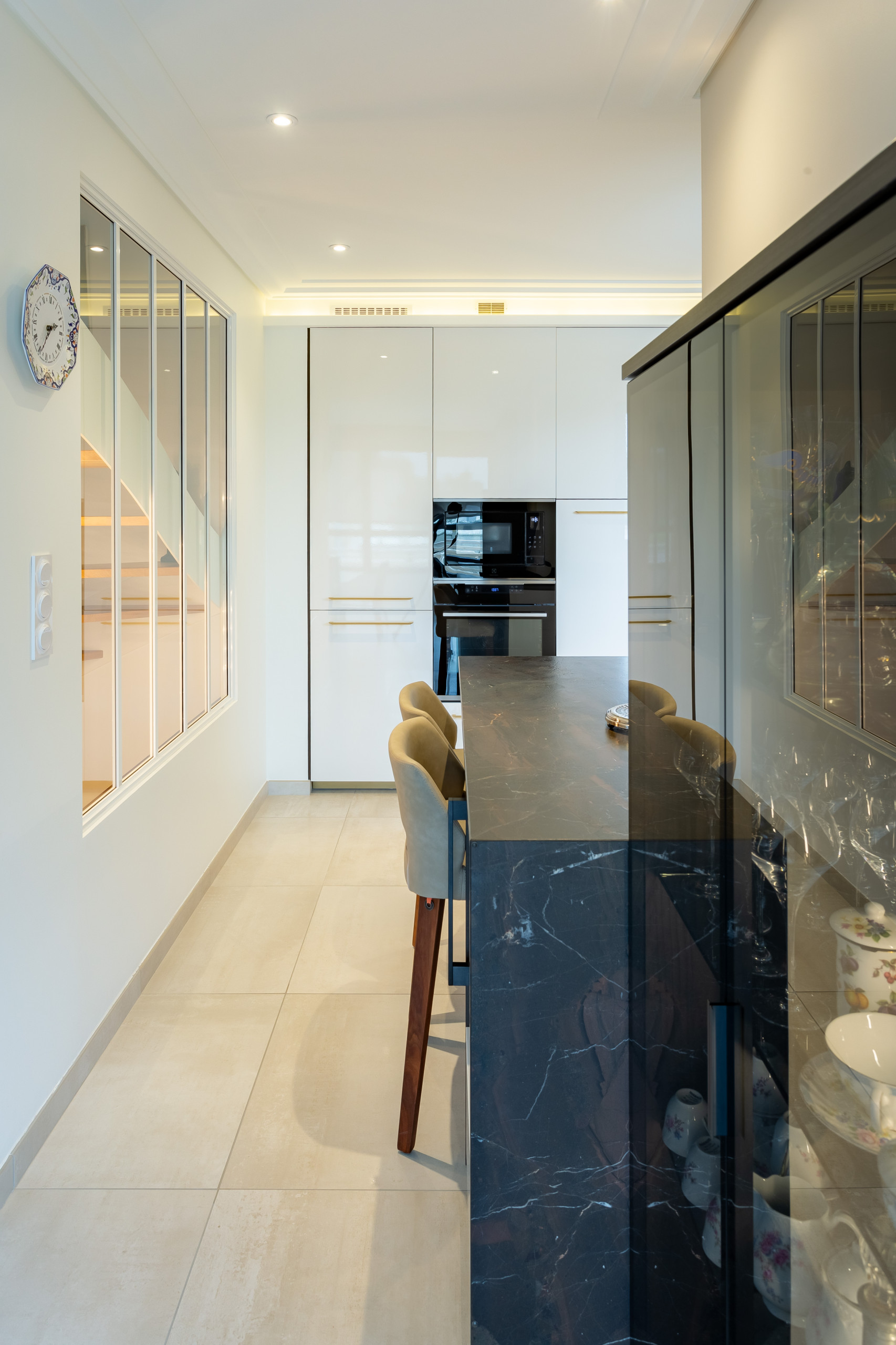 Création d'une cuisine chic et lumineuse dans une maison moderne