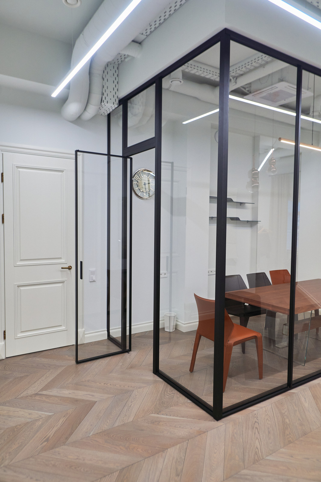 Угловая стеклянная перегородка raumplus в офис