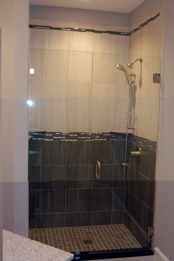 Idee per una stanza da bagno minimalista con piastrelle grigie e piastrelle in gres porcellanato