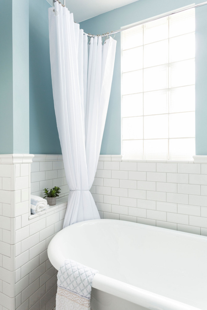 Foto på ett litet vintage badrum med dusch, med ett badkar med tassar, vita väggar, vit kakel och porslinskakel