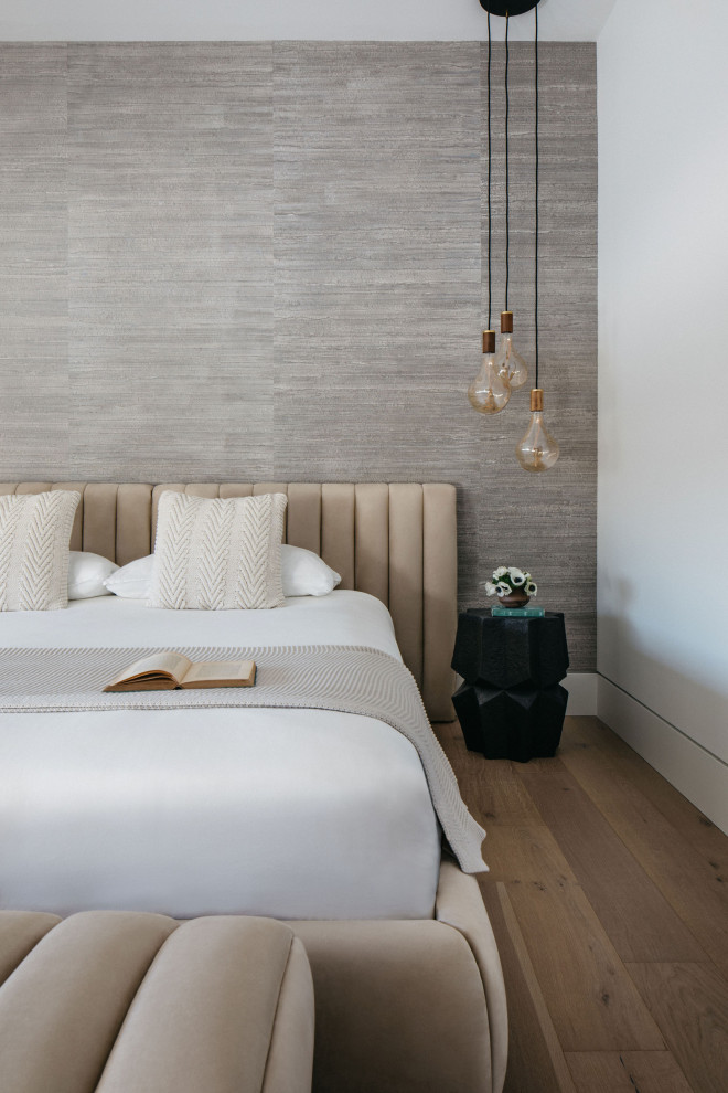 Modernes Schlafzimmer mit grauer Wandfarbe, braunem Holzboden, braunem Boden und Tapetenwänden in Chicago