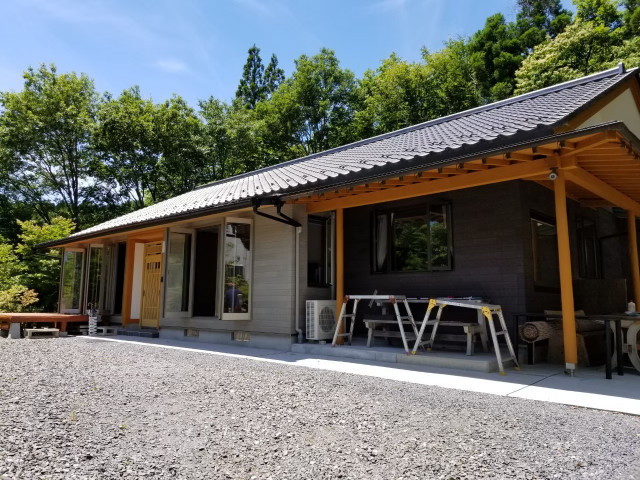 ウッドデッキのある家 moderno-terraza-y-balcon