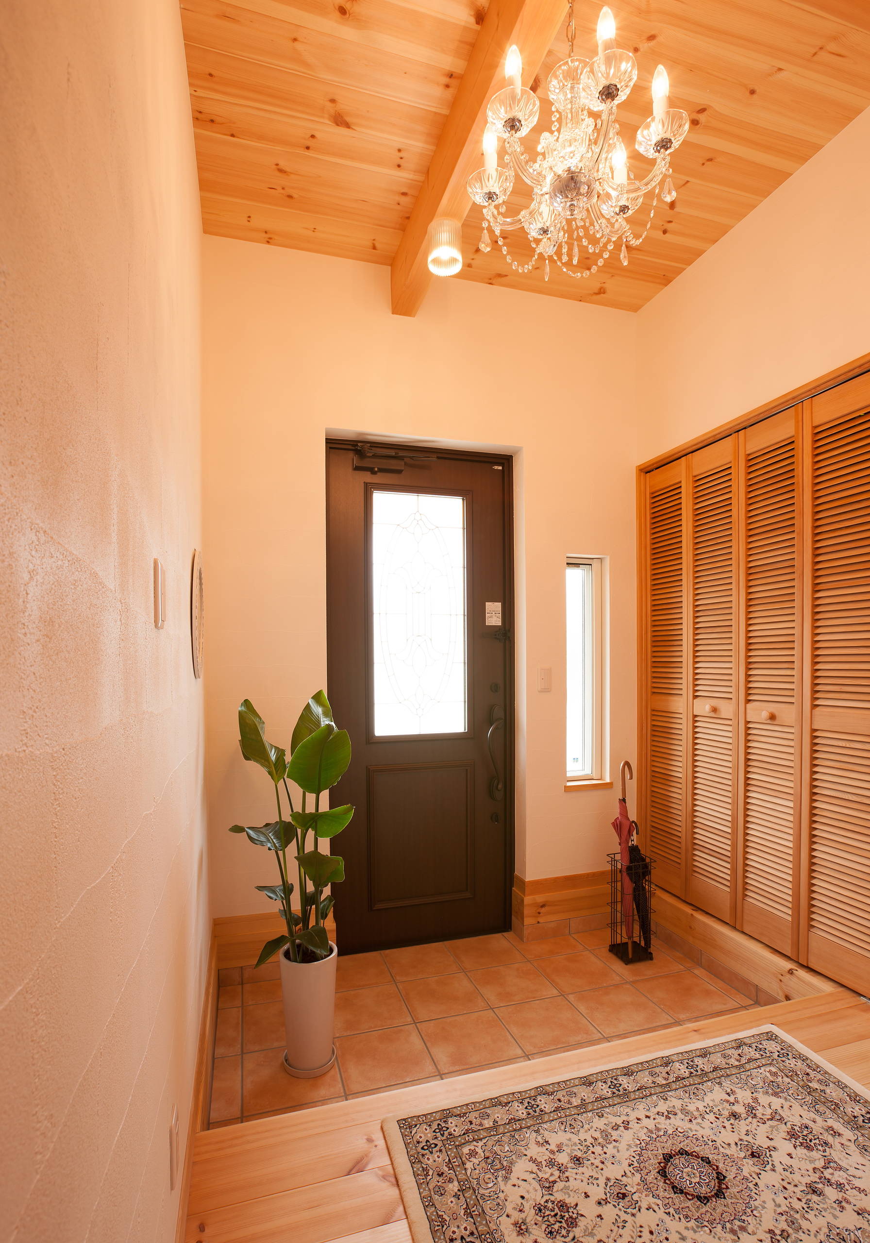 オレンジのおしゃれな玄関 (テラコッタタイルの床) の画像 75選 - 2025