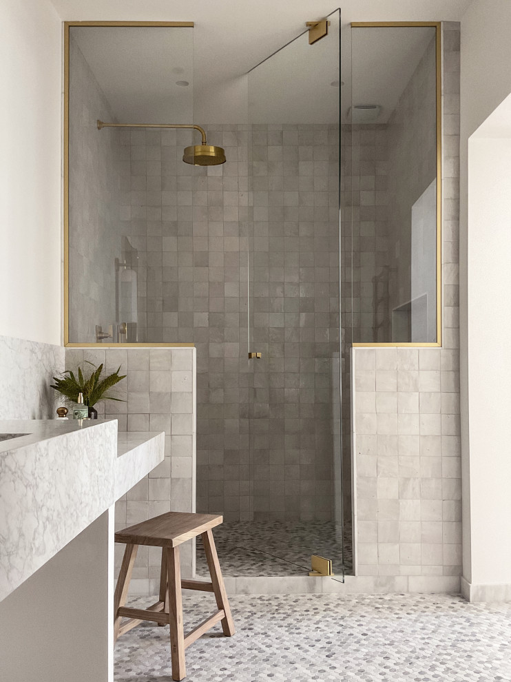 Свежая идея для дизайна: ванная комната в стиле неоклассика (современная классика) с мраморной столешницей - отличное фото интерьера