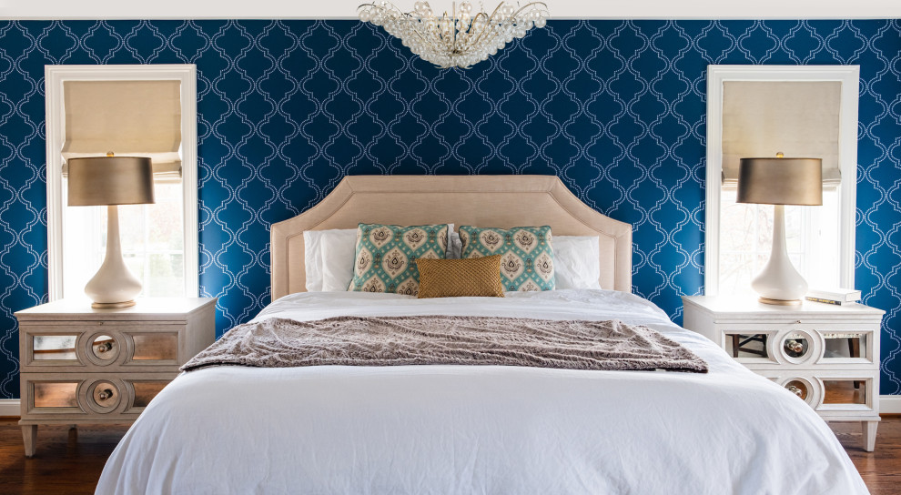 Свежая идея для дизайна: хозяйская спальня среднего размера в стиле неоклассика (современная классика) с синими стенами, темным паркетным полом, многоуровневым потолком и обоями на стенах без камина - отличное фото интерьера