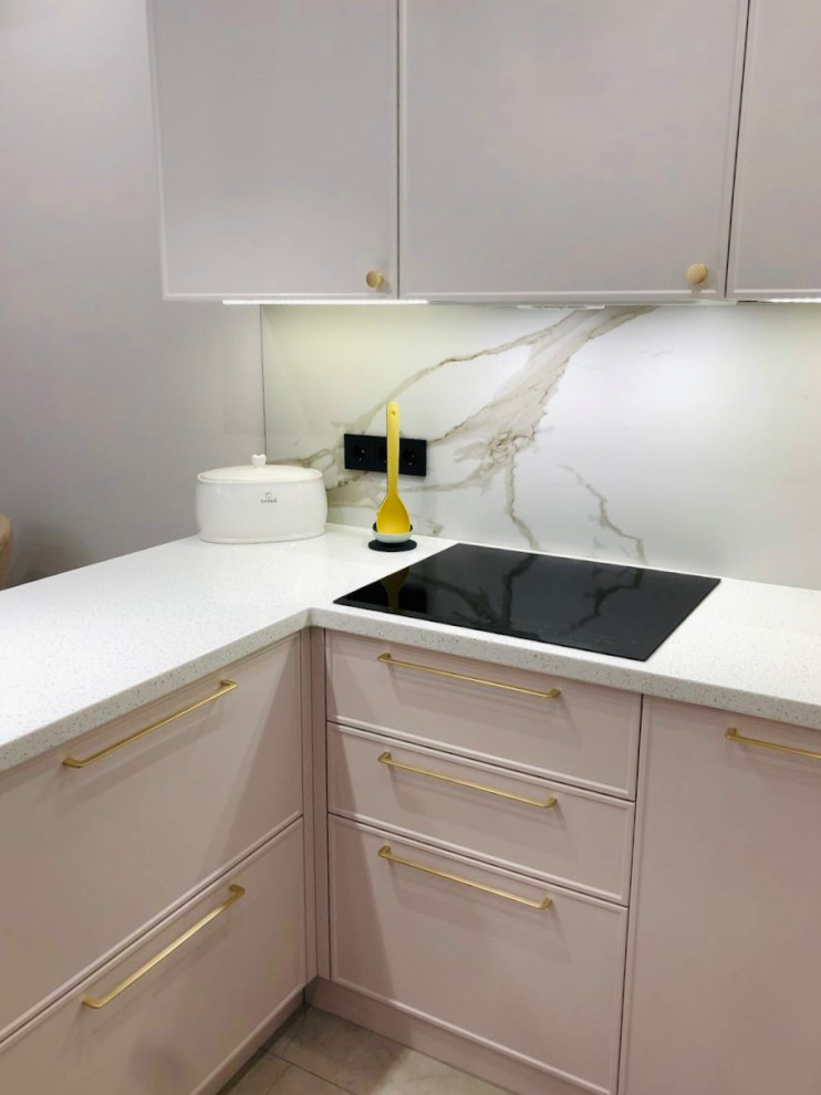 Нежная кухня в пудровых оттенках