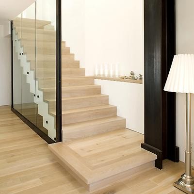 Свежая идея для дизайна: лестница на больцах в стиле модернизм с деревянными ступенями - отличное фото интерьера