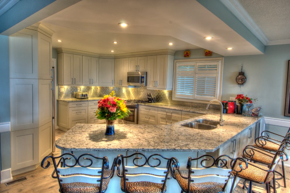 Transitional kitchen photo in Toronto