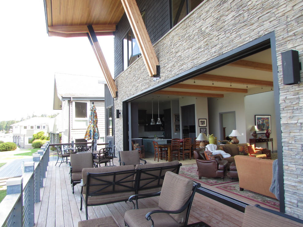 Design ideas for a contemporary deck in Seattle.