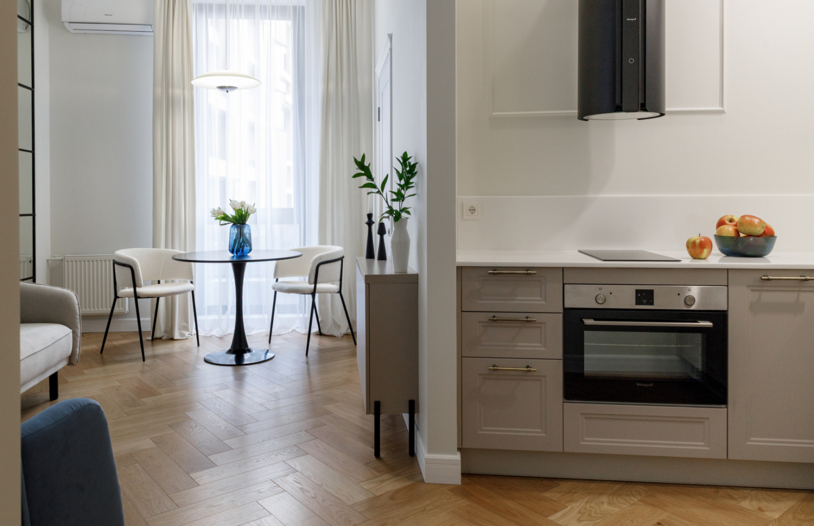 Уютная угловая кухня для небольших апартаментов