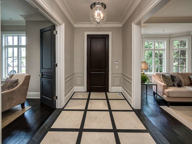 Example of a transitional entryway design in Toronto