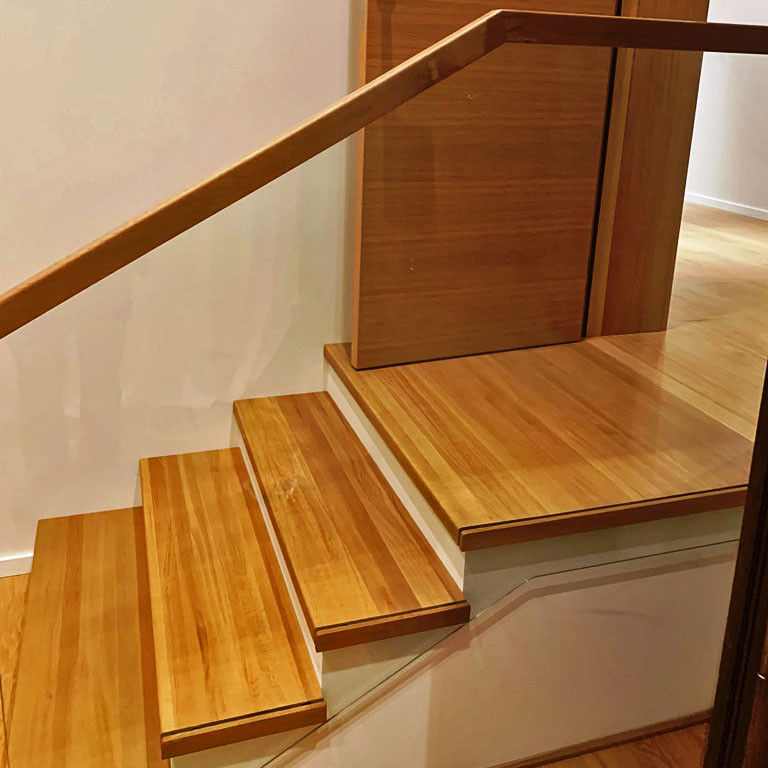 Облицовка деревом и стеклянные перила