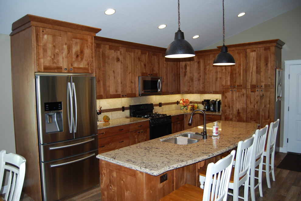 Inspiration for a mid-sized rustic l-shaped porcelain tile and brown floor eat-in kitchen remodel with an undermount sink, medium tone wood cabinets, beige backsplash, porcelain backsplash, an island, shaker cabinets, quartz countertops and stainless steel appliances