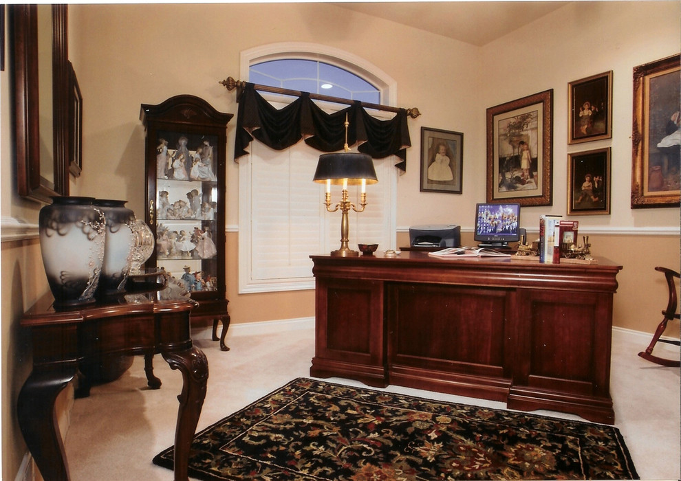 This is an example of a traditional home office in Omaha.