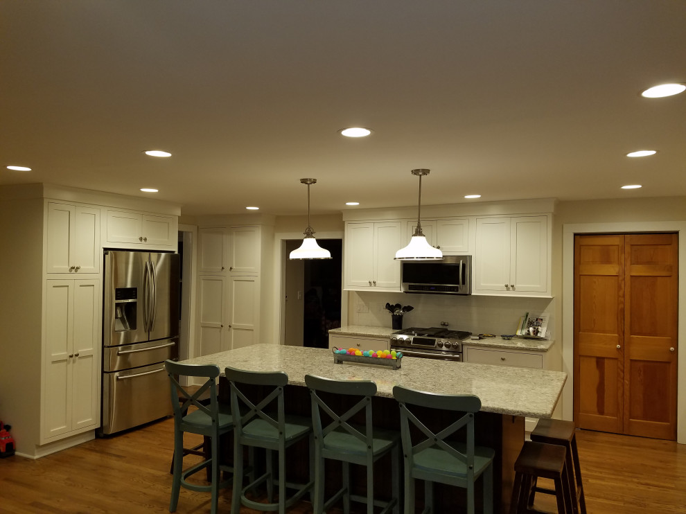Kitchen - transitional kitchen idea