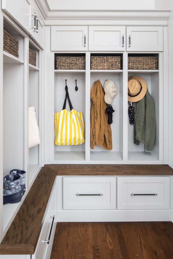 Foto de armario y vestidor clásico renovado con armarios estilo shaker, puertas de armario grises, suelo de madera en tonos medios y suelo marrón
