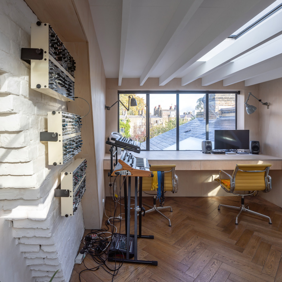 Idéer för ett mellanstort eklektiskt hemmastudio, med mellanmörkt trägolv, ett inbyggt skrivbord och brunt golv