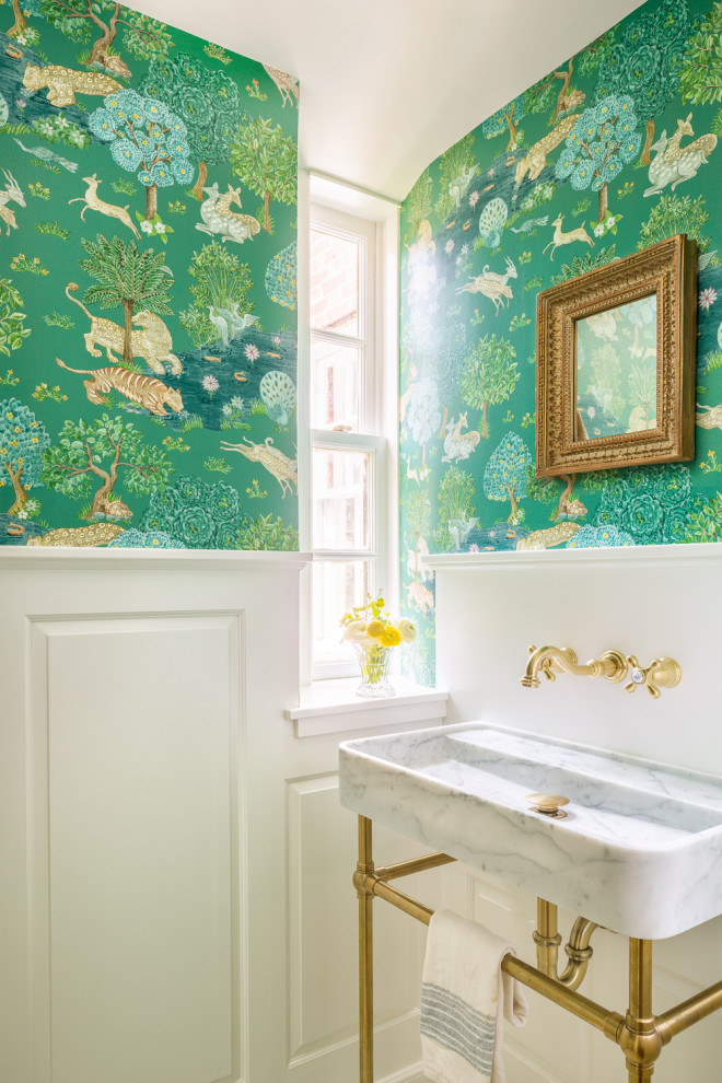 Foto de aseo tradicional pequeño con paredes verdes, lavabo con pedestal, encimera de mármol y papel pintado