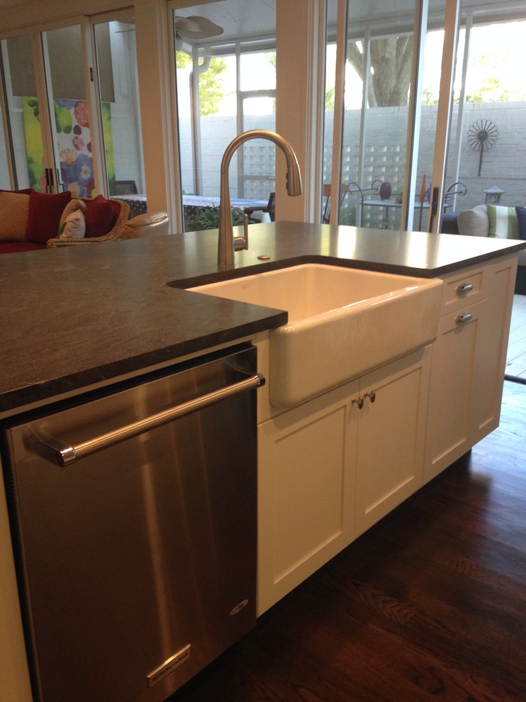 Inspiration for a transitional home design remodel in Atlanta