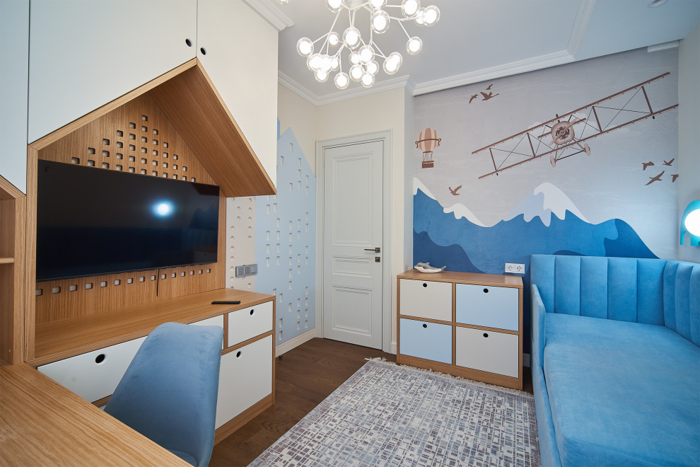 Пример оригинального дизайна: хозяйская спальня среднего размера, в белых тонах с отделкой деревом в современном стиле с бежевыми стенами, темным паркетным полом, коричневым полом, многоуровневым потолком, обоями на стенах и телевизором