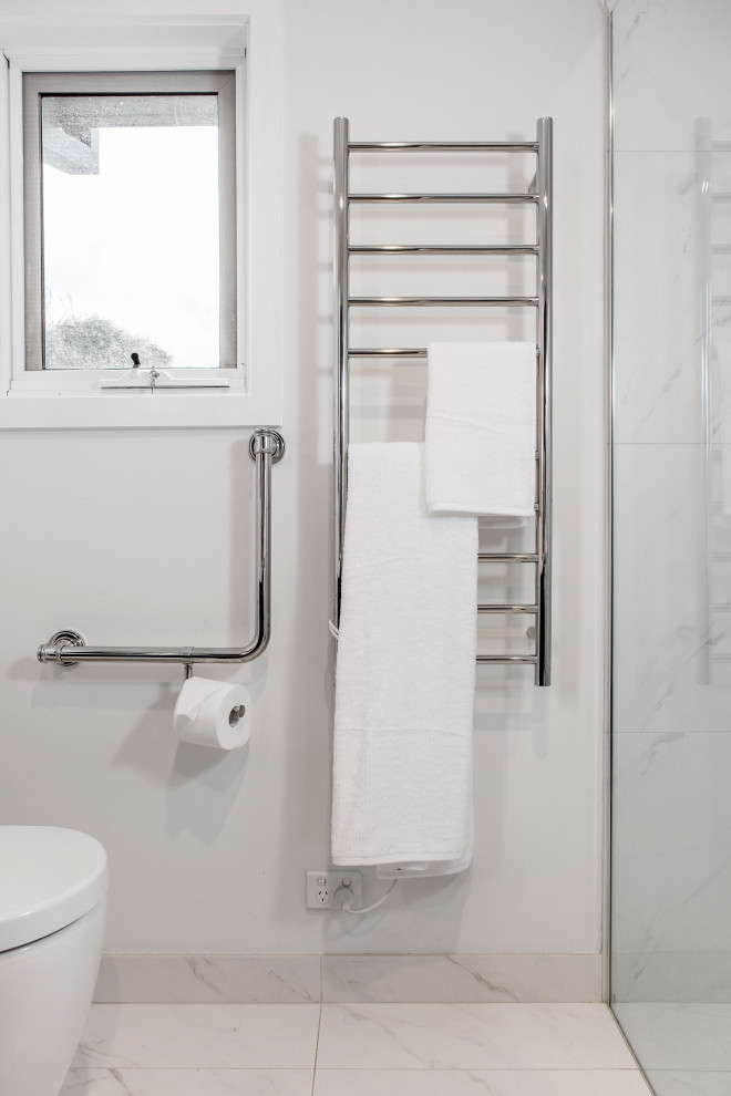 Photo of a modern bathroom in Melbourne.