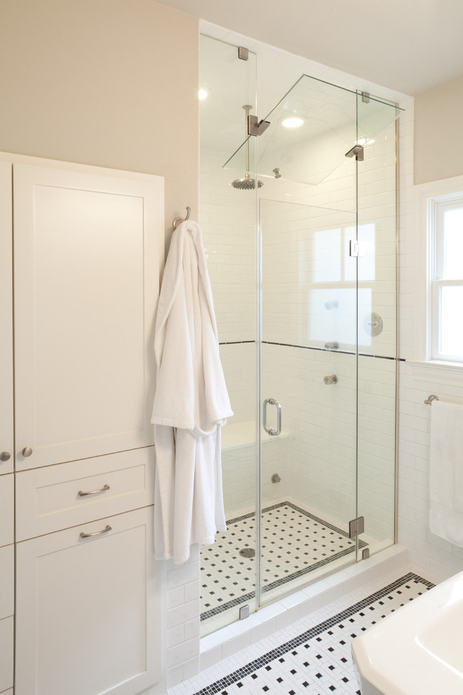 Photo of a mid-sized traditional 3/4 bathroom in Austin with a corner shower, a one-piece toilet, white tile, subway tile and white walls.