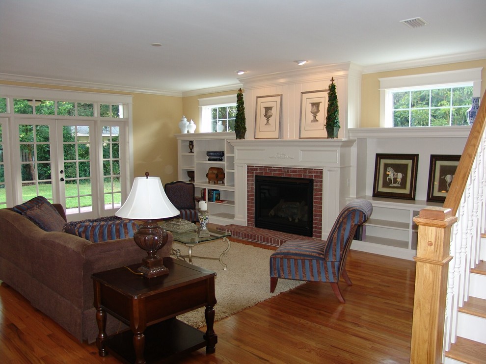 This is an example of a traditional family room in Tampa.