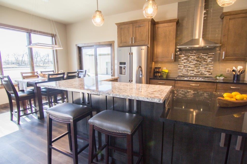 Kitchen - mid-sized transitional kitchen idea