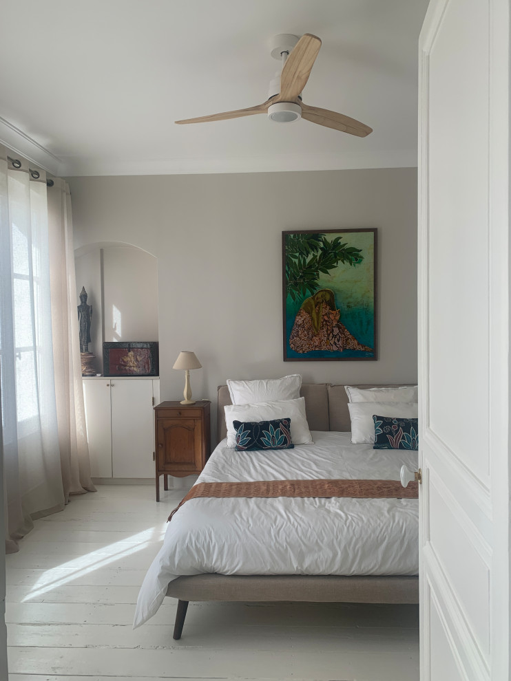 Imagen de dormitorio principal y beige y blanco tradicional renovado grande sin chimenea con paredes beige, suelo de madera pintada y suelo blanco