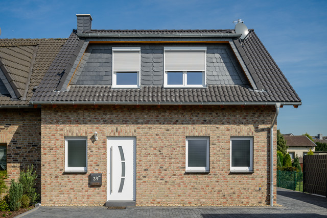 Hausansicht von der Stra&szlig;e traditional-exterior