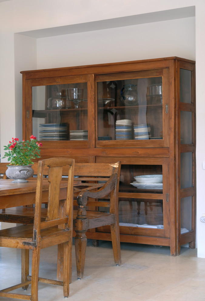 This is an example of a country dining room in Tel Aviv with white walls.