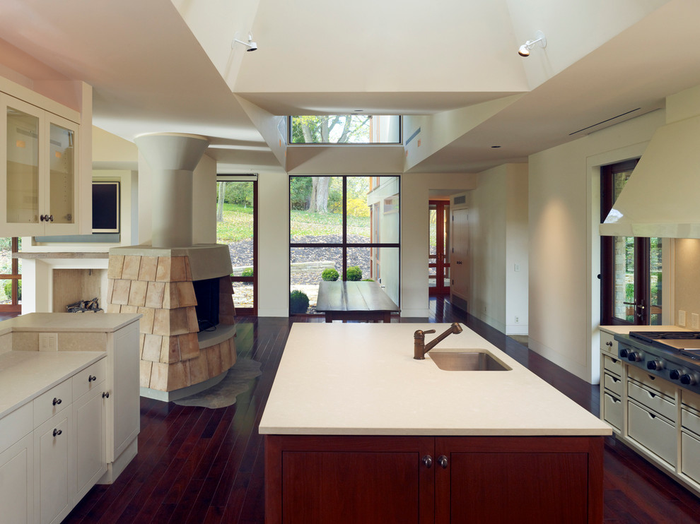 Mid-sized contemporary u-shaped eat-in kitchen in Los Angeles with an undermount sink, beaded inset cabinets, medium wood cabinets, quartz benchtops, stainless steel appliances and with island.