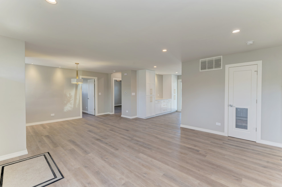 Entryway - transitional entryway idea in Chicago