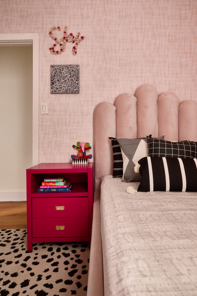 Réalisation d'une chambre d'enfant de 4 à 10 ans minimaliste avec un mur rose et du papier peint.