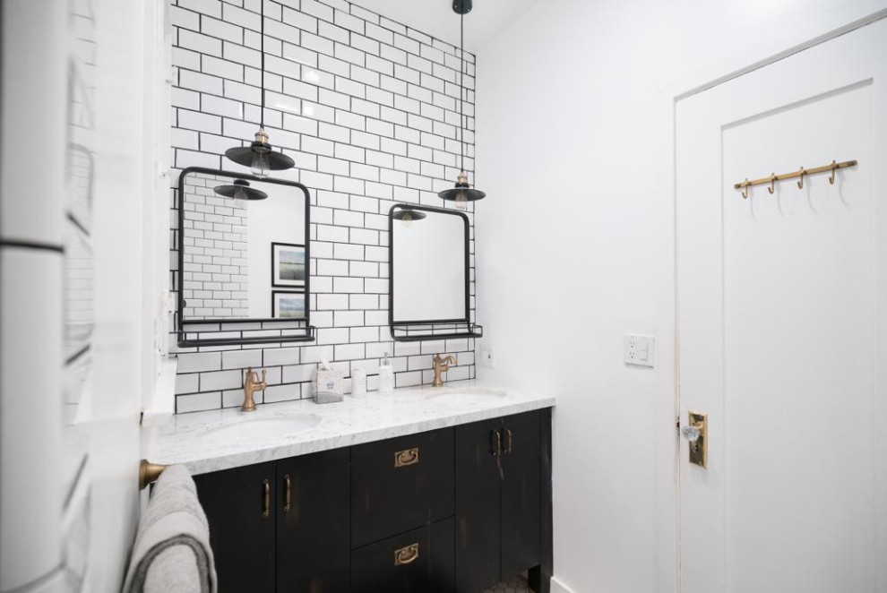 Пример оригинального дизайна: маленькая ванная комната в современном стиле с фасадами в стиле шейкер, черными фасадами, угловым душем, черно-белой плиткой, плиткой кабанчик, белыми стенами, полом из керамогранита, душевой кабиной, врезной раковиной, мраморной столешницей, белой столешницей, тумбой под две раковины и встроенной тумбой для на участке и в саду