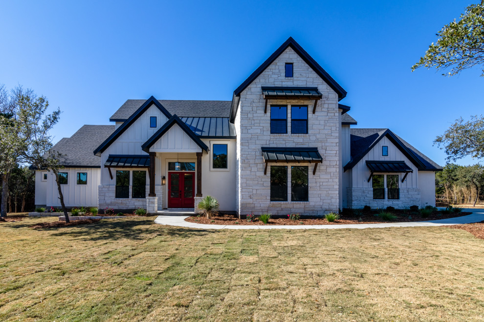 Großes, Zweistöckiges Landhaus Einfamilienhaus mit Mix-Fassade, weißer Fassadenfarbe, Satteldach, Misch-Dachdeckung, schwarzem Dach und Wandpaneelen in Austin