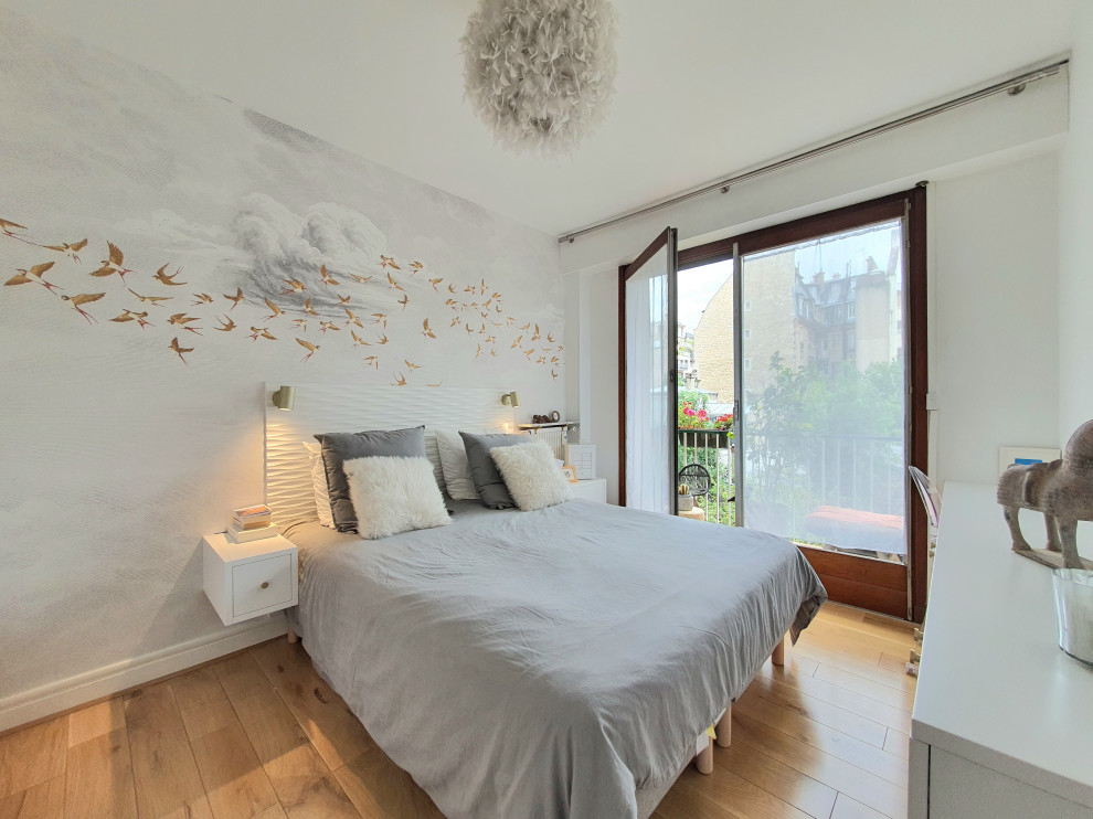 Mittelgroßes Modernes Hauptschlafzimmer ohne Kamin mit weißer Wandfarbe, hellem Holzboden, beigem Boden und Tapetenwänden in Paris