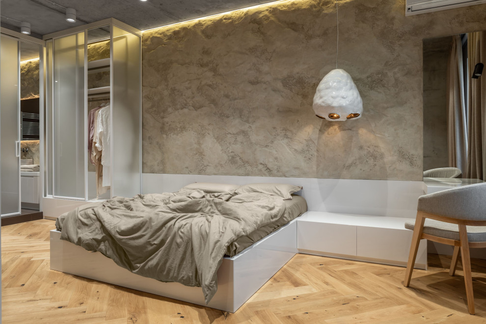 Idéer för mellanstora funkis sovrum, med beige väggar och ljust trägolv